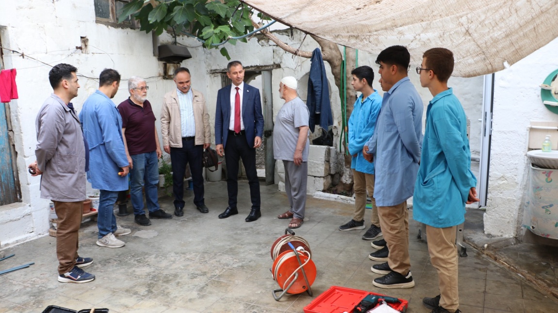 Kilis Mesleki ve Teknik Anadolu Lisesi Öğrencileri İhtiyaç Sahiplerinin Evlerini Yeniliyor.